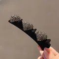 Schwarze Haarspange aus Samt mit drei glitzernden Strass-Herzen für Damenmode - Herz Nach Links / Rauchschwarz