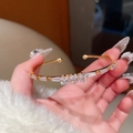 Macro detail van een vintage 18K vergulde armband met drie sprankelende vierkante zirkoon - Goud (Echt Goud Verguld)