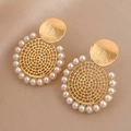 Detalle de pendientes de malla dorada con borde de perlas blancas en tela beige - Perla De Imitación Dorada (Aguja De Plata)
