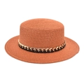 Détail de la chaîne dorée et du bandeau en cuir noir sur le chapeau de paille canotier orange - M (56-58cm) / Couleur caramel