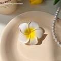 Realistische wit-gele frangipani haarklem met een verfijnde matte oppervlaktestructuur - 4cm / Frangipani (Klein)
