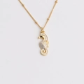 Dettaglio della collana con ippocampo in smalto bianco e catena dorata con sfere - Catena a Perline da 40+5CM / Bianco