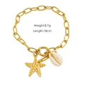Detalle de dijes de estrella de mar y concha dorados en una pulsera de acero de 18cm - Estilo de Charms de Estrella de Mar Y Concha (YTB2410500)