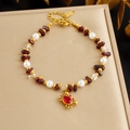 Elegante bracciale con perline dorate, granato, perle e un ciondolo a forma di granchio - Stile con Perline e Pendente a Granchio (B1993)