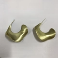 Orecchini di perle barocche irregolari in finitura oro opaco e design asimmetrico - Orecchini Geometrici Lucidati Oro (ES2344-7)