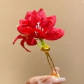 Vue détaillée d'une élégante épingle à cheveux fleur en tissu rouge avec des gouttes d'eau - Pic à Cheveux Or-Rouge / Rouge