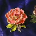 Dettaglio macro della spilla peonia in smalto rosa con bordi dorati e zirconi su seta - Rosa