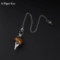 Makro-Detail von Tigerauge-Kugelanhänger mit silbernem Metallkegel und feiner Kette - Tigerauge