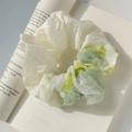 Chouchou vintage à carreaux et dentelle avec tissu crème brillant sur un livre ouvert - Chouchou Plissé Vert