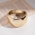 Gepolijste gouden brede ring op vintage boekpagina's met een luxe spiegelglans look - Armband-Goud