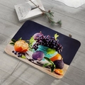 Dettaglio macro del tappeto in flanella con motivo frutta su pavimento in legno grigio - 40x60cm / Fico E Uva Vintage