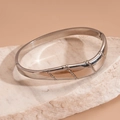 Détail du bracelet en acier inoxydable argenté motif bambou avec strass sur roche - Argenté