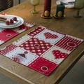 Mantel individual navideño con corazón rojo y cuadro escocés en mesa de madera - 32*45cm / Botón Patchwork