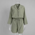 Detalle de conjunto de camisa y pantalones cortos verde salvia con tejido de lino - S / Verde