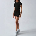 Zweiteiliges Yoga-Set für Damen mit schwarzem geripptem Kurzarm-Oberteil und Shorts - S / Schwarz