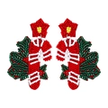 Detail von handgefertigten Perlenohrringen mit roter Schleife und Stechpalmenbeeren - Stil 8 (Zuckerstange mit Stechpalme)