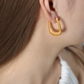 Orecchini a cerchio a U in titanio placcati oro 18k con design a coste strutturato - F1104 Forma U Filettato / Oro