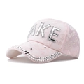 Dettaglio cappellino rosa in pizzo con scritta FAKE di paillettes e bordo con strass - Strass Scintillanti FAKE Rosa