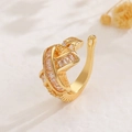 Detailaufnahme eines vergoldeten verstellbaren Rings mit Mikro-Pavé-Zirkonia-Kristallen - X Kreuz-Stil (DZ-667)
