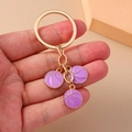 Llavero dorado con tres dijes de baloncesto en esmalte púrpura sobre una cadena - Morado