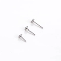Tres piercings de barra en forma de T de acero inoxidable plateado en fondo blanco - Grosor 1,0 mm/Longitud 5 mm / Plateado