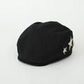 Detail van een zwarte kinderbaret met sterborduursel en zijlabel op katoenen materiaal - 52cm (2-5 Jaar) / Zwart