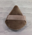 Borla de maquillaje triangular de terciopelo marrón con cinta para fijación detallada - Tamaño mini / Marrón
