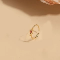 Detailansicht des 14K vergoldeten Rings mit rotem Marquise-Zirkon im Fischgräten-Design - Dunkelrot