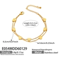 Detalle de pulsera de doble capa en acero inoxidable dorado con pequeños dijes corazón - Dorado