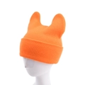 Detalle del gorro de punto naranja con orejas de gato mostrando la textura fina de canalé - Naranja