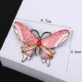 Spilla a farfalla in smalto con strass rosa e perle su supporto per esposizione - Rosa
