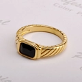 Detailansicht eines goldenen Titanrings mit schwarzem Zirkon und gestreifter Textur - US 6 / Gold Schwarz Zirkonia