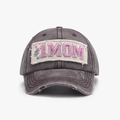 Detalle de gorra de béisbol gris carbón con bordado rosa #1MOM y efecto de lavado vintage - Ajustable / Gris