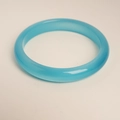 Vue détaillée du bracelet œil de chat bleu ciel avec finition lisse et texture translucide - Bracelet Jonc Bleu Ciel Avec Coffret Cadeau Exquis / Diamètre Intérieur 6,2 cm