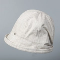 Dettaglio del cappello a secchiello in lino grigio chiaro con trama e bottone in metallo - M(56-58cm) / Beige