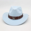 Detalle de sombrero vaquero azul claro en fieltro con estrella de sheriff y cuero - Talla única / Azul Cielo