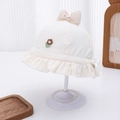 Dettaglio cappello sole neonata con ricami floreali, fiocco a pois e tesa arricciata - 44-46cm (3-12 Mesi) / Beige