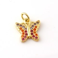 Vista macro del ciondolo a farfalla dorato con pietre di zircone multicolore - Stile Farfalla con Zirconi Multicolore Rossi e Rosa (02)