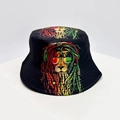 Détail d'un chapeau bob noir avec un imprimé de lion coloré de style reggae et graffiti - Lion à Lunettes