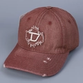 Dettaglio cappello da baseball in denim bordeaux con toppa ricamata della lettera D - M(56-58cm) / Rosso