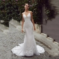Robe de mariée sirène blanche en dentelle avec col en V, fines bretelles et longue traîne - US 2 / Blanc