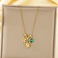 Dettaglio della collana dorata con tartaruga, stella e ciondolo in gemma verde - Stile Stella Tartaruga Gemma Verde (KN292185-SXSJ)
