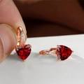 Elegante herzförmige rote Zirkon-Ohrringe mit Roségold-Beschichtung und kleinen weißen Steinen - Roségold Roter Strass