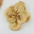 Broche de camelia 3D de satén dorado hecho a mano con pétalos y estambres finos - Dorado