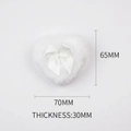 Weiße herzförmige Puderquaste mit Schleife, Maße 70mm x 65mm x 30mm für Make-up - 1 STÜCK Blank / Herzförmig / Weiß