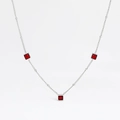 Détail du collier en acier inoxydable argenté avec trois zircons rouges de forme carrée - Argent + Zircone Rouge (DDP208)