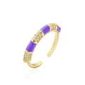 Detail eines vergoldeten Rings im Boho-Stil mit lila Emaille und funkelnden Zirkonia - Einstellbar Offen / Lila Stil (12380)