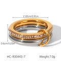Vue détaillée de la bague bicolore en acier inoxydable avec cristaux et dimensions - Style Bicolore Or Argent avec Pendentif (HC-R30443-7)