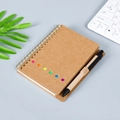 Kraftpapier-Spiralnotizbuch mit bunten Haftnotizen und schwarzem Stift auf dem Tisch - Mit Kugelschreiber-Set / Braun