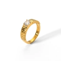 Dettaglio dell'anello in acciaio inossidabile placcato oro 18k con zircone e texture a righe - Anello Solitario Texture Orizzontale Dorata (TR4056) / Numero 7